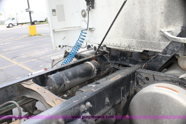 image for item H2082 2002 Freightliner FLD120 semi truck