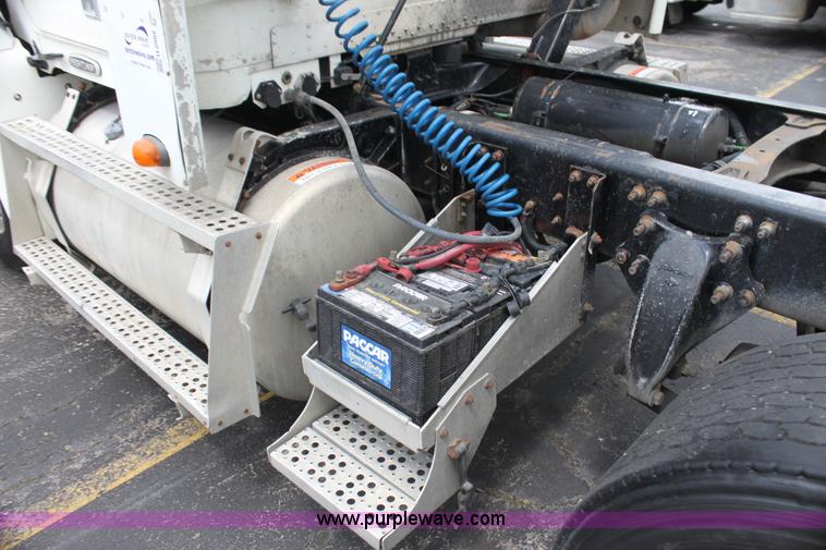 image for item H2082 2002 Freightliner FLD120 semi truck