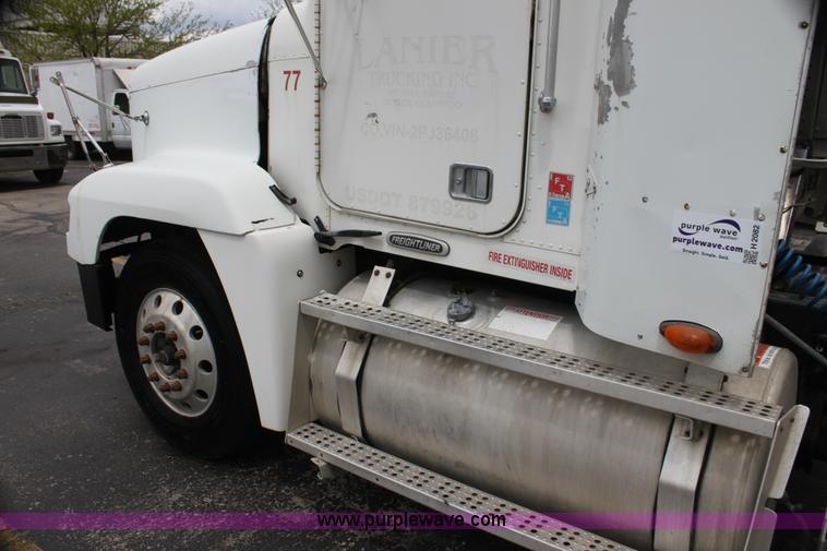 image for item H2082 2002 Freightliner FLD120 semi truck