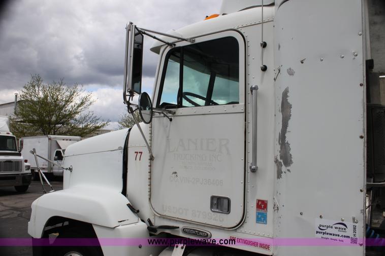 image for item H2082 2002 Freightliner FLD120 semi truck