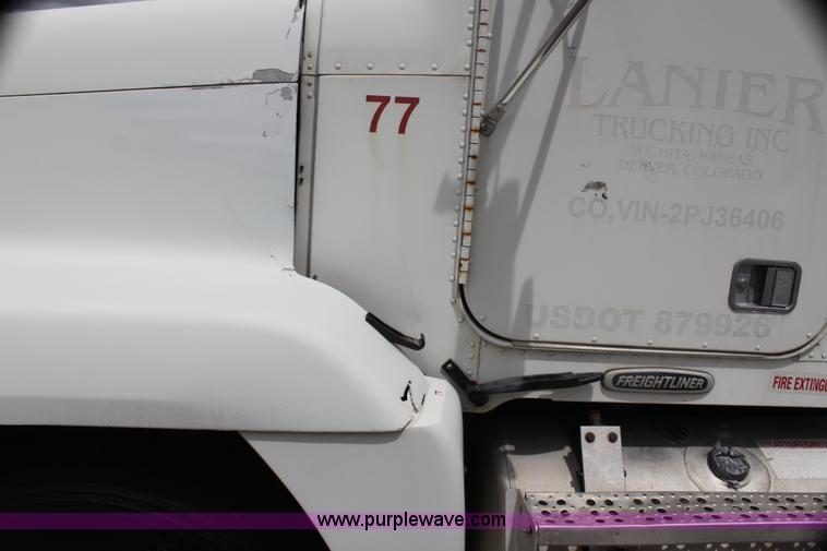 image for item H2082 2002 Freightliner FLD120 semi truck