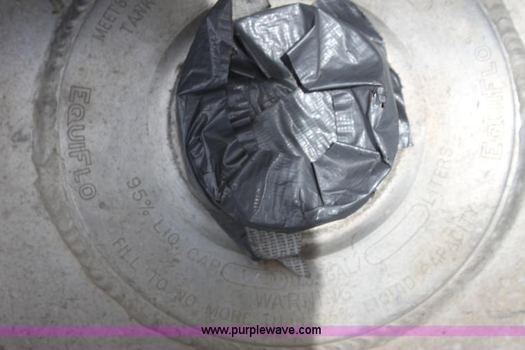 image for item H2082 2002 Freightliner FLD120 semi truck