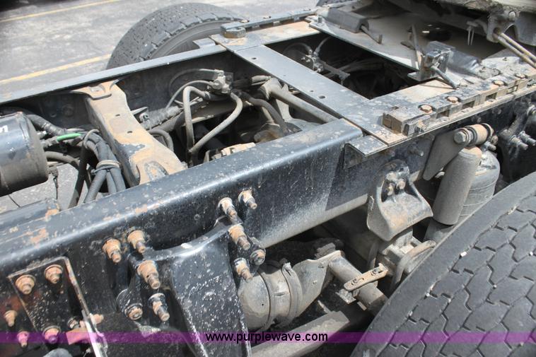 image for item H2082 2002 Freightliner FLD120 semi truck