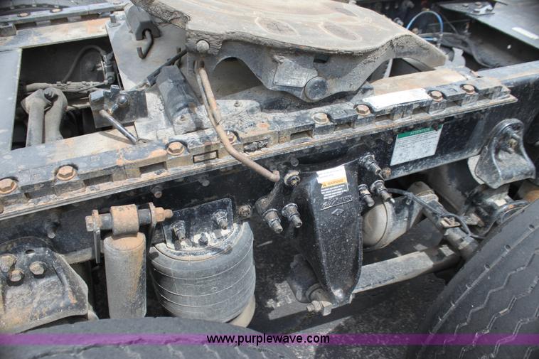 image for item H2082 2002 Freightliner FLD120 semi truck