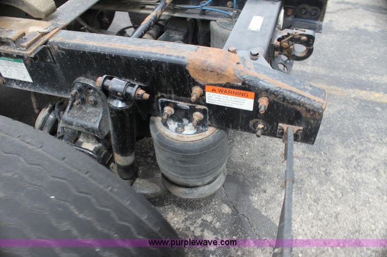 image for item H2082 2002 Freightliner FLD120 semi truck