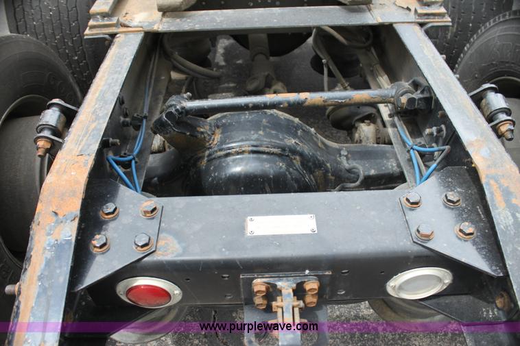 image for item H2082 2002 Freightliner FLD120 semi truck