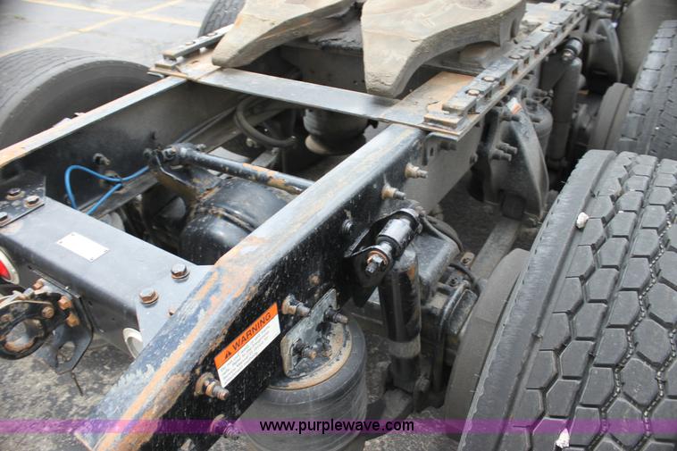 image for item H2082 2002 Freightliner FLD120 semi truck