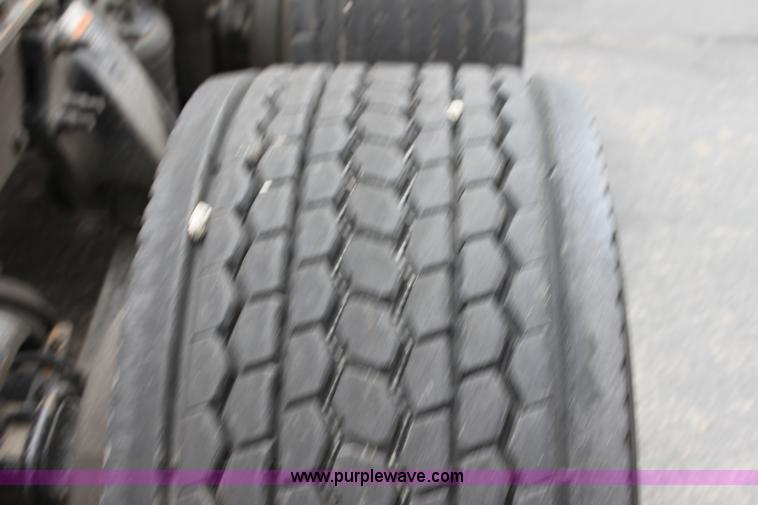 image for item H2082 2002 Freightliner FLD120 semi truck