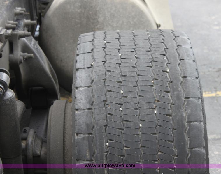 image for item H2082 2002 Freightliner FLD120 semi truck