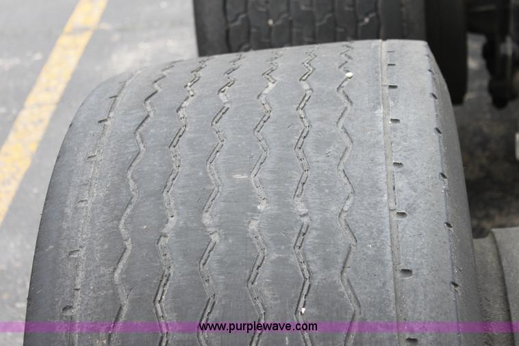 image for item H2082 2002 Freightliner FLD120 semi truck