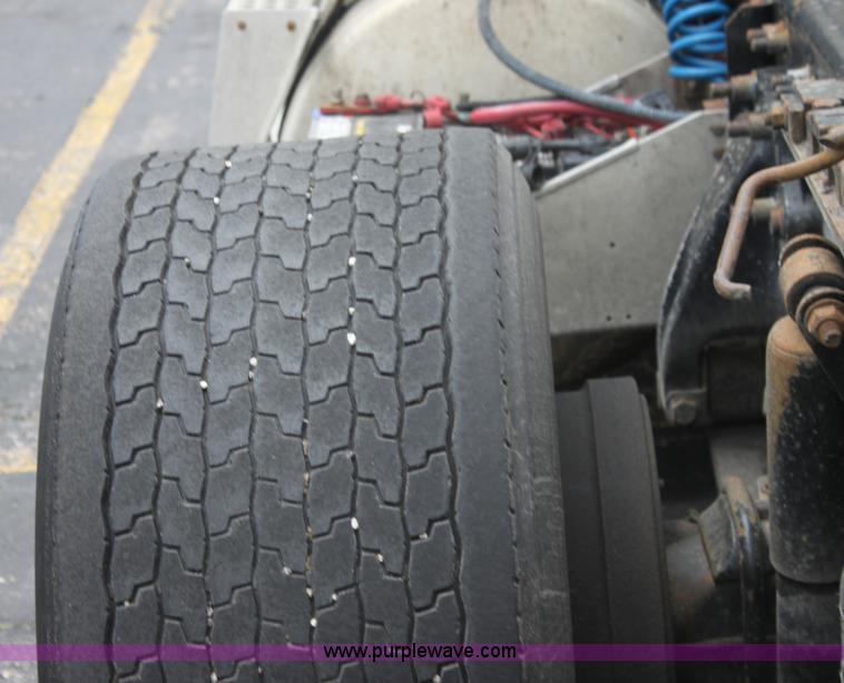 image for item H2082 2002 Freightliner FLD120 semi truck