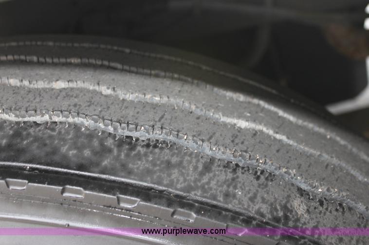 image for item H2082 2002 Freightliner FLD120 semi truck