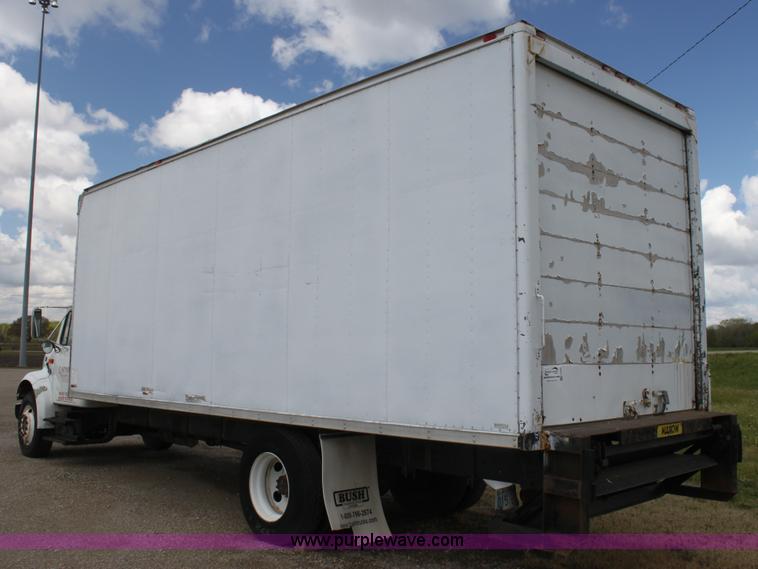 image for item H2083 2000 International 4700 box truck