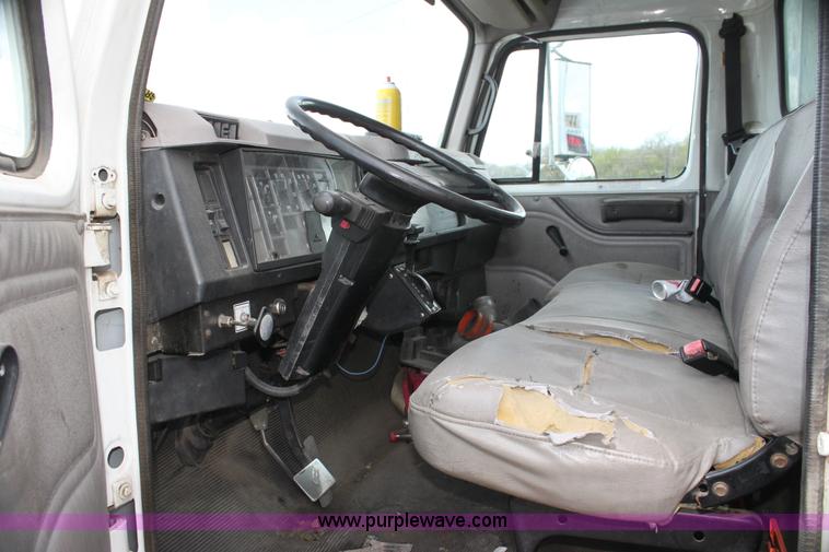 image for item H2083 2000 International 4700 box truck