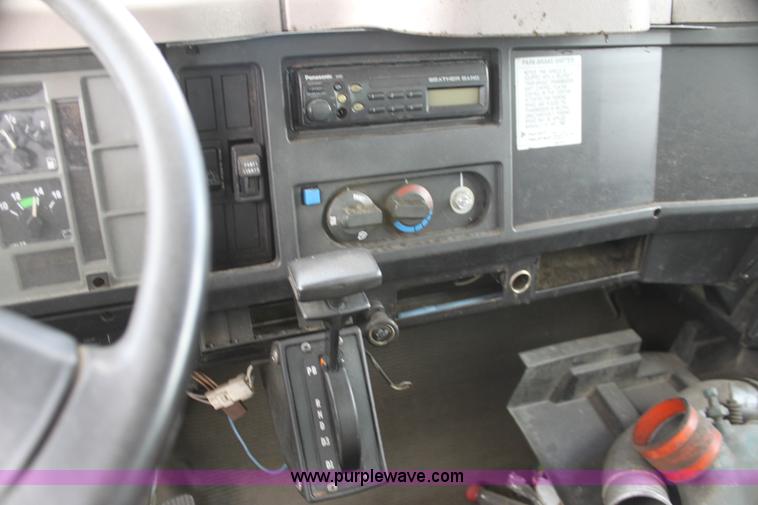 image for item H2083 2000 International 4700 box truck