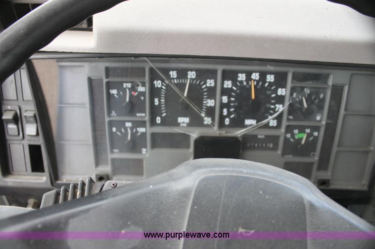 image for item H2083 2000 International 4700 box truck