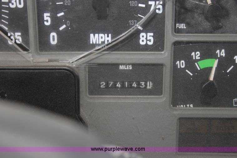 image for item H2083 2000 International 4700 box truck