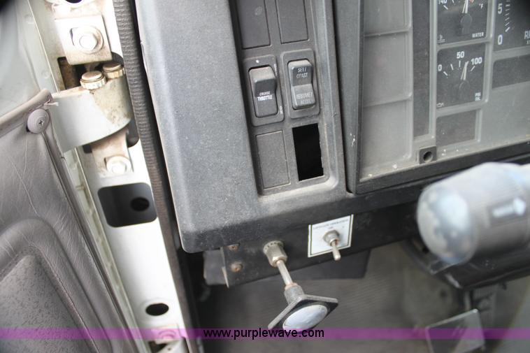 image for item H2083 2000 International 4700 box truck