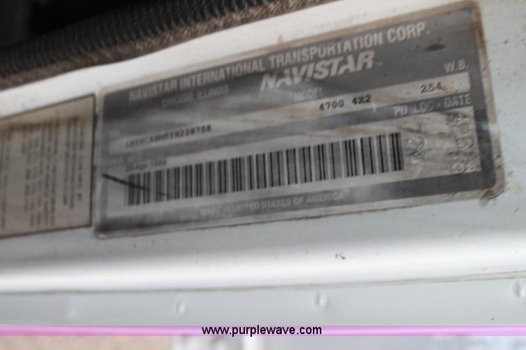 image for item H2083 2000 International 4700 box truck