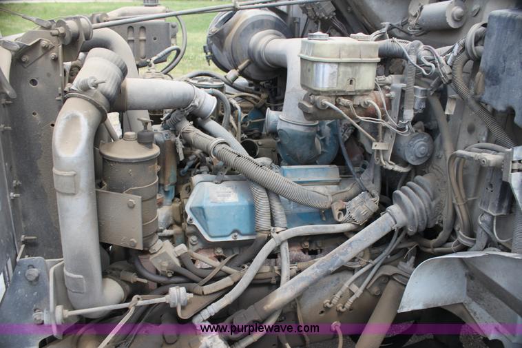 image for item H2083 2000 International 4700 box truck