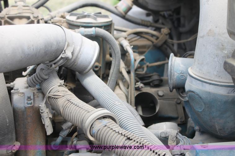 image for item H2083 2000 International 4700 box truck