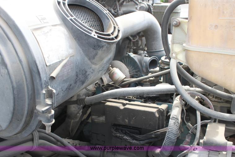 image for item H2083 2000 International 4700 box truck