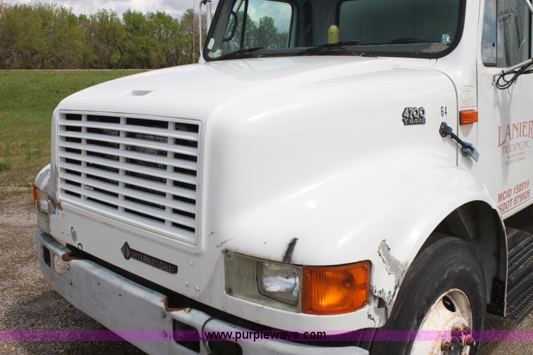 image for item H2083 2000 International 4700 box truck
