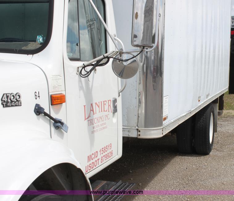 image for item H2083 2000 International 4700 box truck