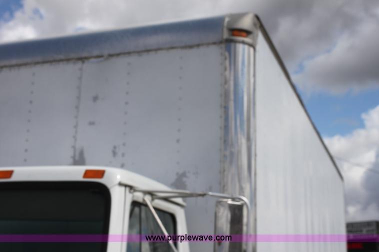 image for item H2083 2000 International 4700 box truck