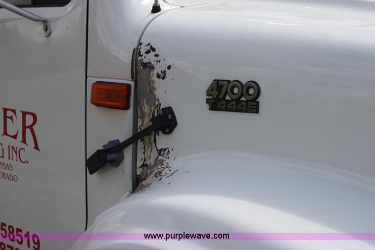 image for item H2083 2000 International 4700 box truck