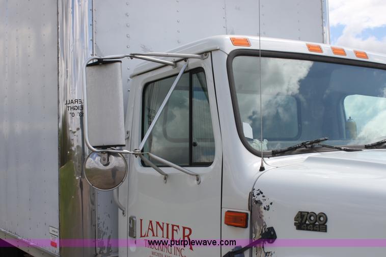 image for item H2083 2000 International 4700 box truck
