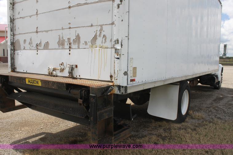 image for item H2083 2000 International 4700 box truck