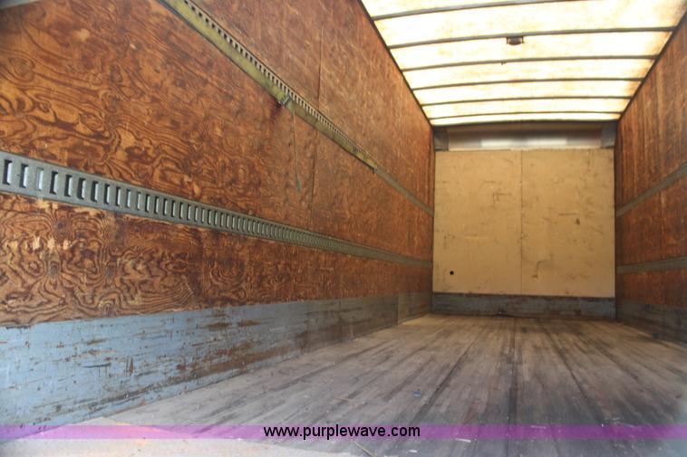 image for item H2083 2000 International 4700 box truck