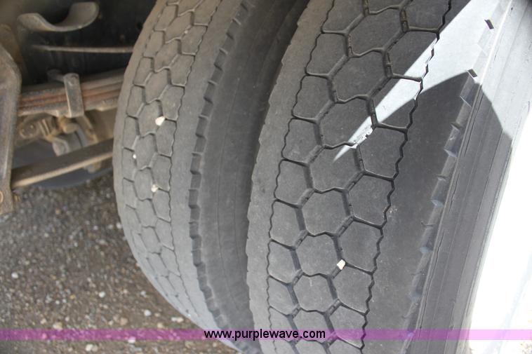 image for item H2083 2000 International 4700 box truck