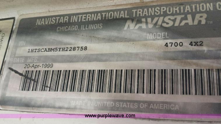 image for item H2083 2000 International 4700 box truck