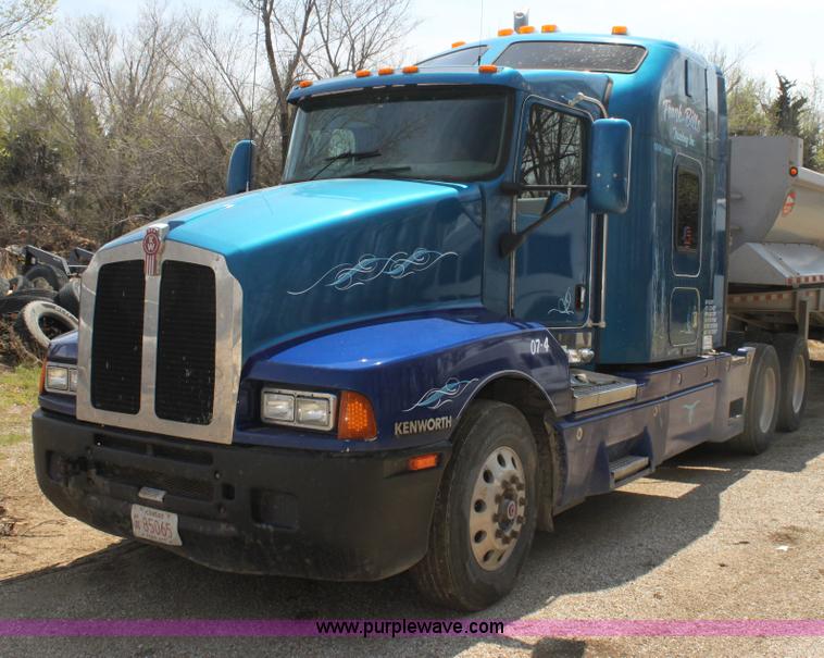 image for item H2130 2007 Kenworth T600 semi truck