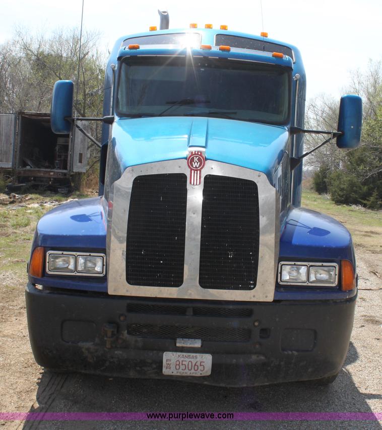 image for item H2130 2007 Kenworth T600 semi truck