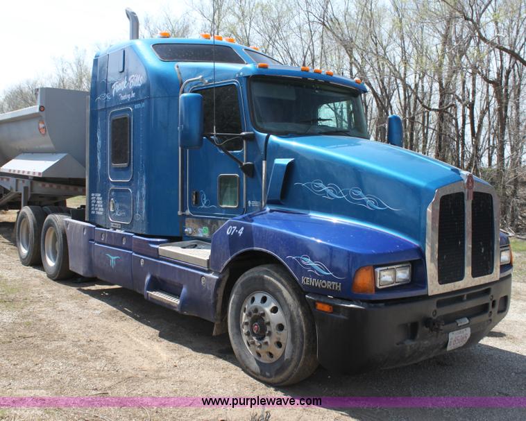 image for item H2130 2007 Kenworth T600 semi truck
