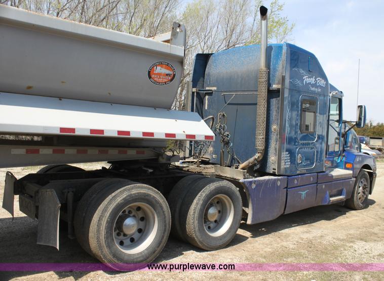 image for item H2130 2007 Kenworth T600 semi truck