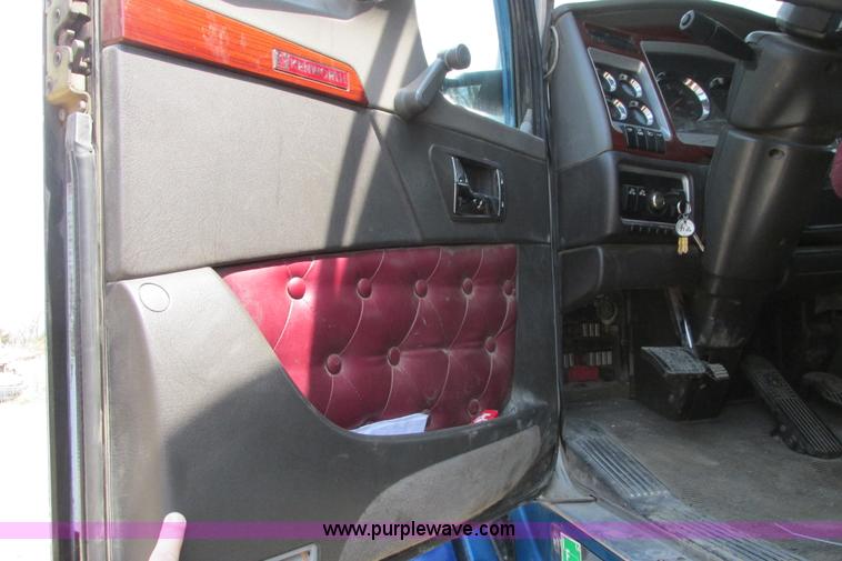 image for item H2130 2007 Kenworth T600 semi truck