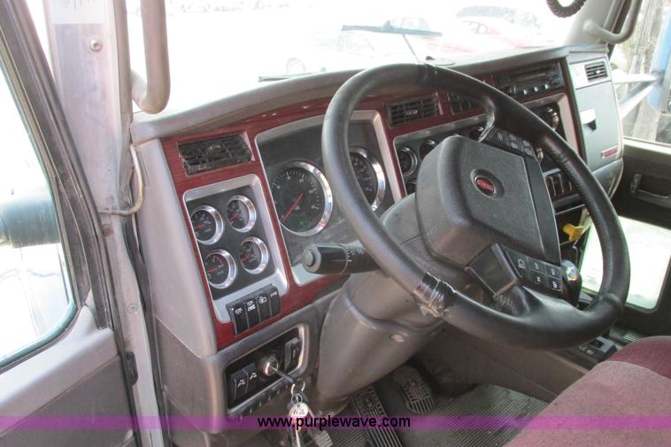 image for item H2130 2007 Kenworth T600 semi truck