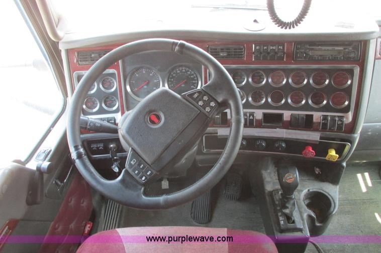 image for item H2130 2007 Kenworth T600 semi truck