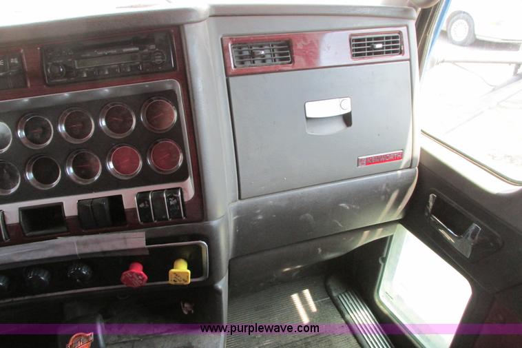 image for item H2130 2007 Kenworth T600 semi truck