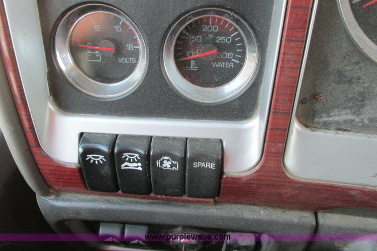 image for item H2130 2007 Kenworth T600 semi truck