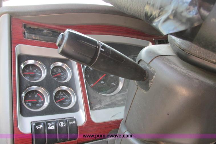 image for item H2130 2007 Kenworth T600 semi truck