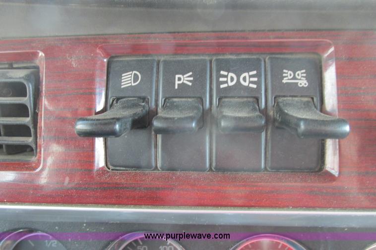 image for item H2130 2007 Kenworth T600 semi truck