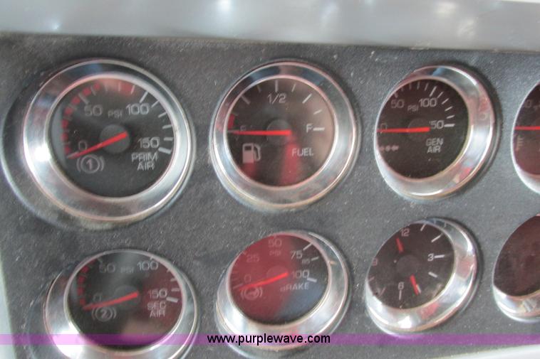 image for item H2130 2007 Kenworth T600 semi truck