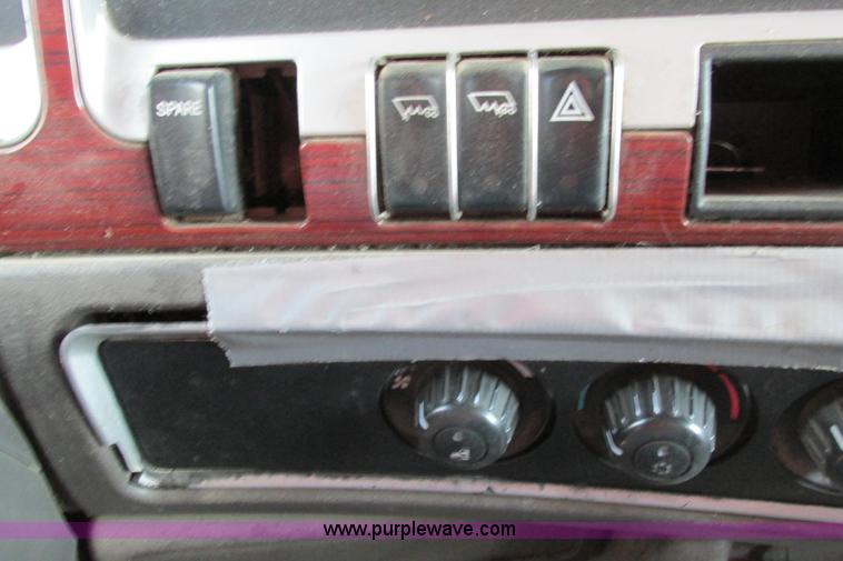 image for item H2130 2007 Kenworth T600 semi truck