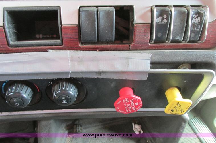 image for item H2130 2007 Kenworth T600 semi truck