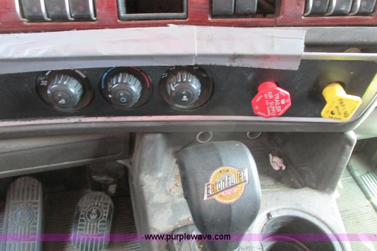 image for item H2130 2007 Kenworth T600 semi truck